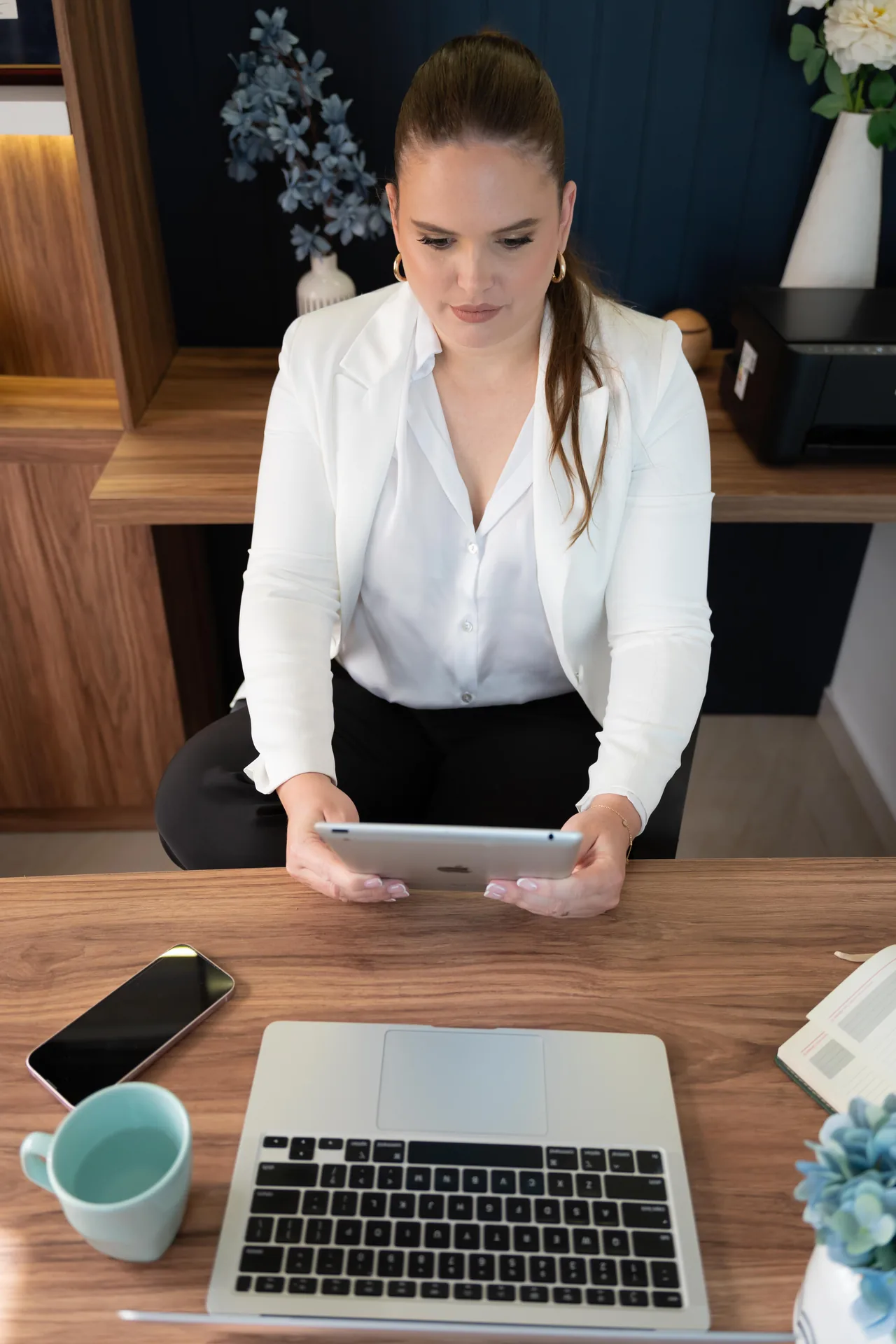 Nicole Carrera, consultora de ventas, en su espacio de trabajo