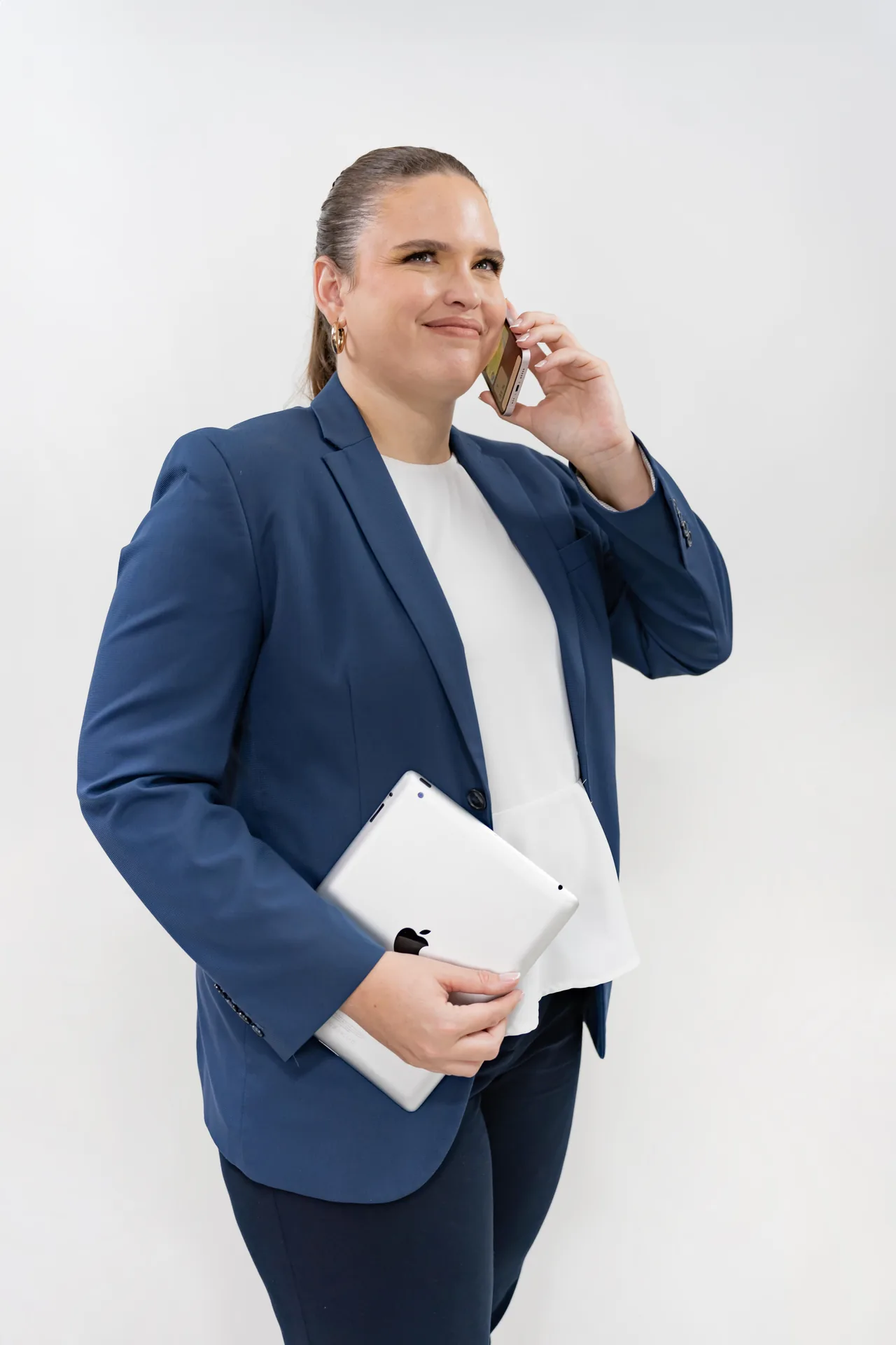 Consultora de ventas gestionando seguimiento comercial de una clínica