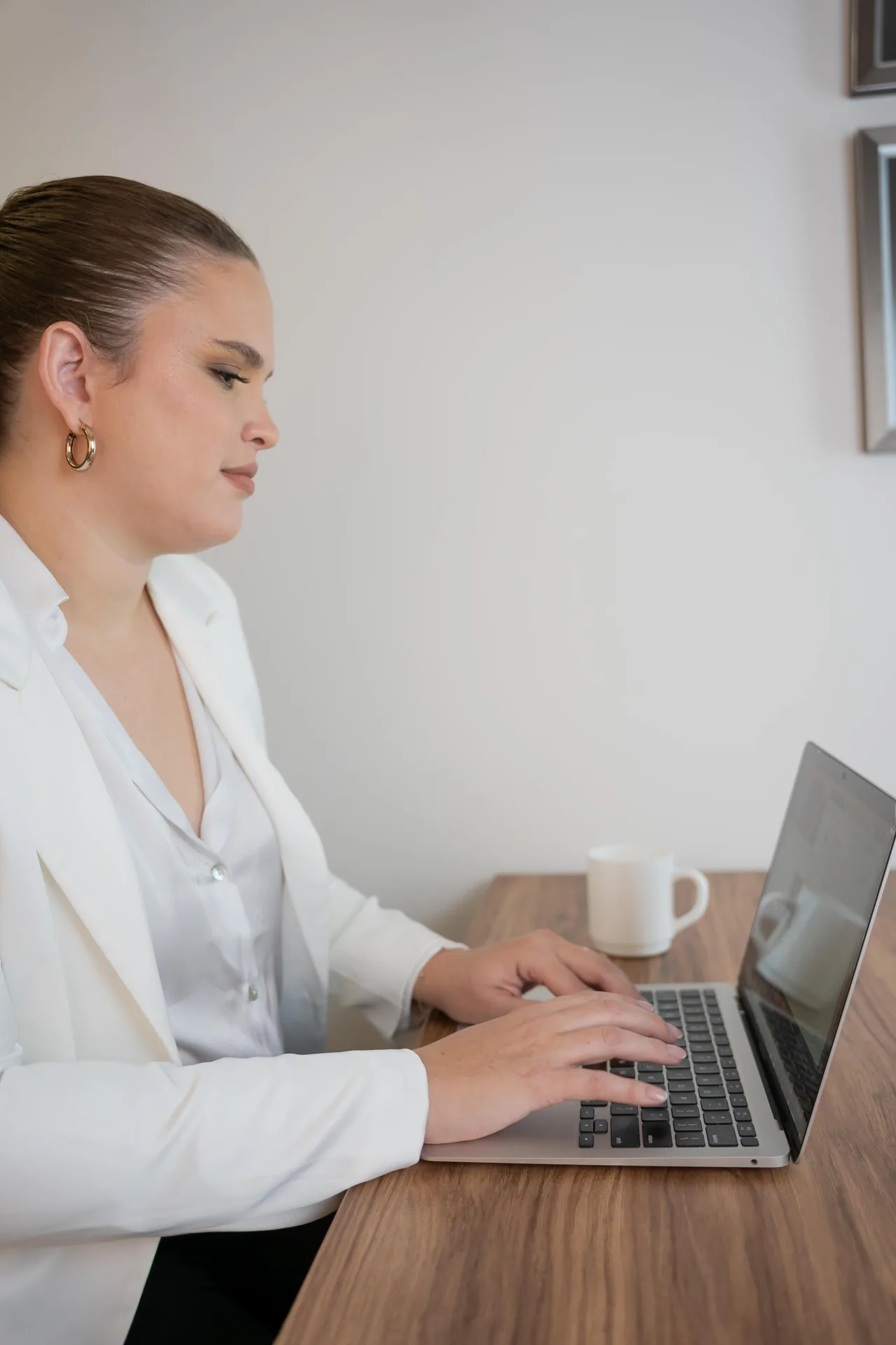 Estratega de ventas revisando indicadores comerciales en laptop