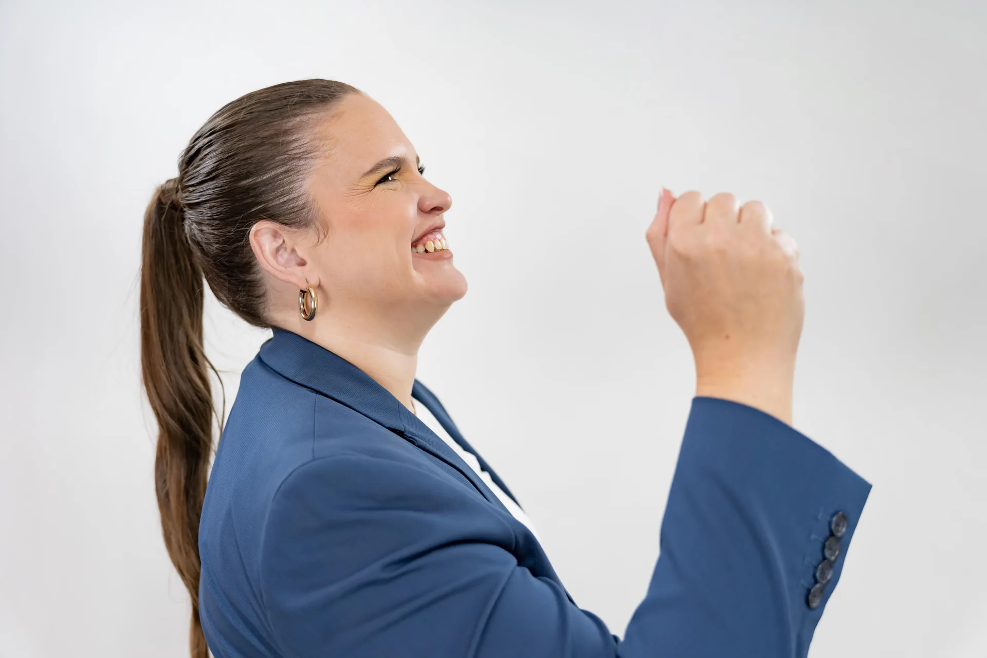 Consultora comercial celebrando resultados de impulsar ventas de un equipo