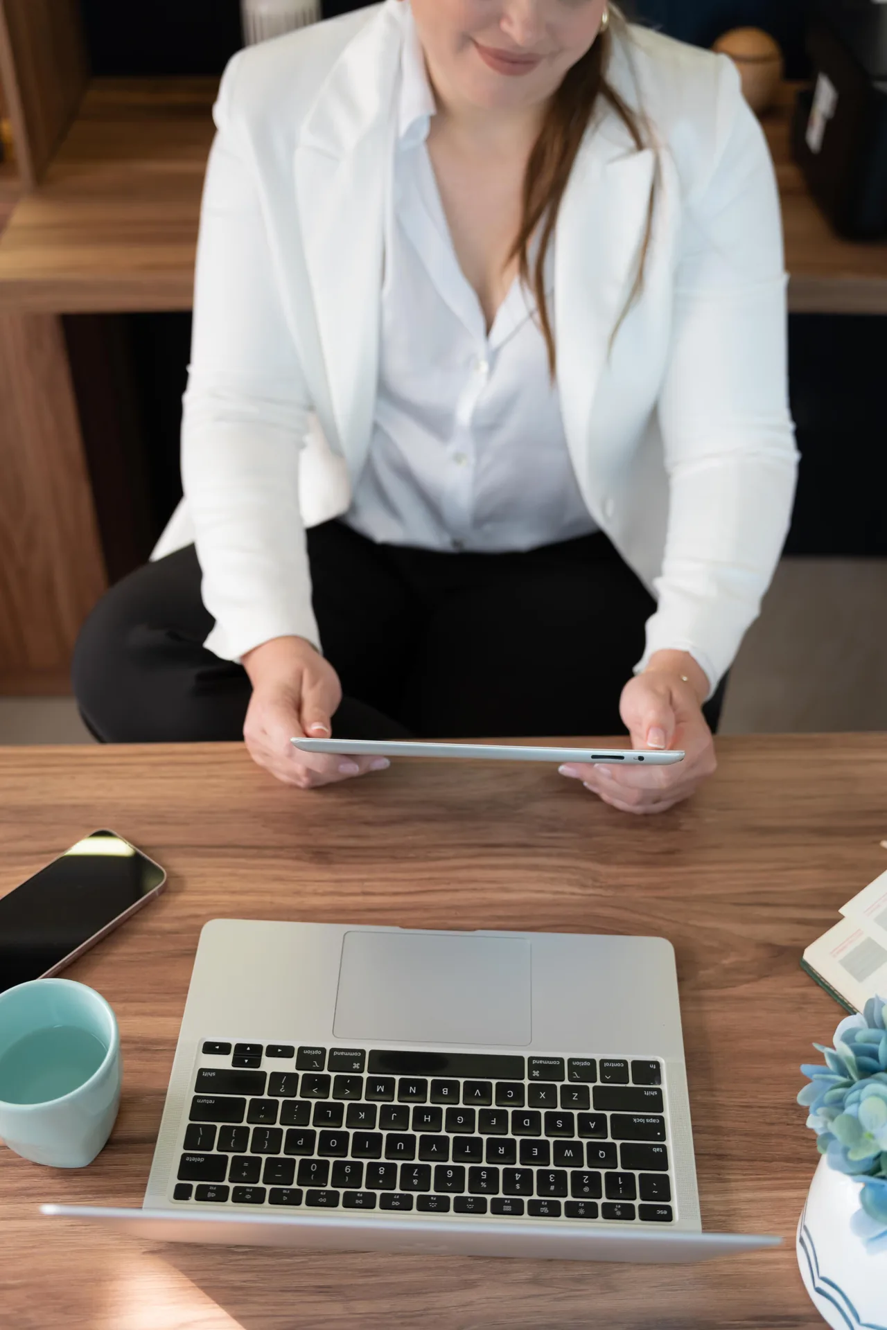 Estratega de ventas revisando indicadores para el crecimiento de negocios