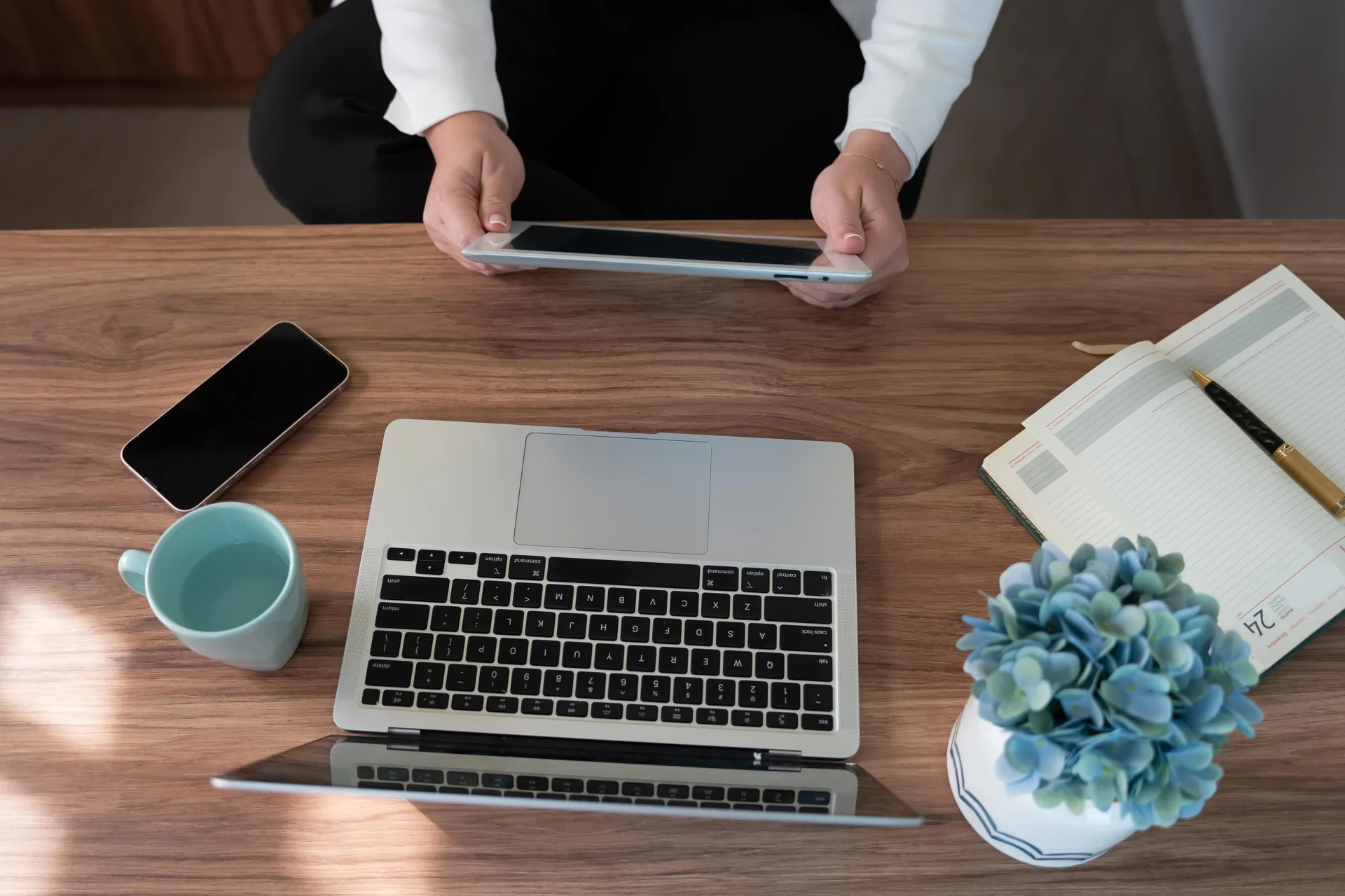 Plan de crecimiento de negocios sobre escritorio con laptop y agenda